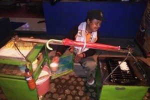 Abah Kamil saat berjualan keliling menjajakan serabi buatannya.